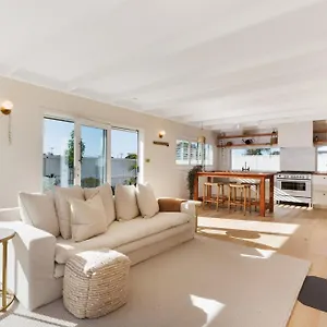 The Endless Summer - And Town Location Holiday home
